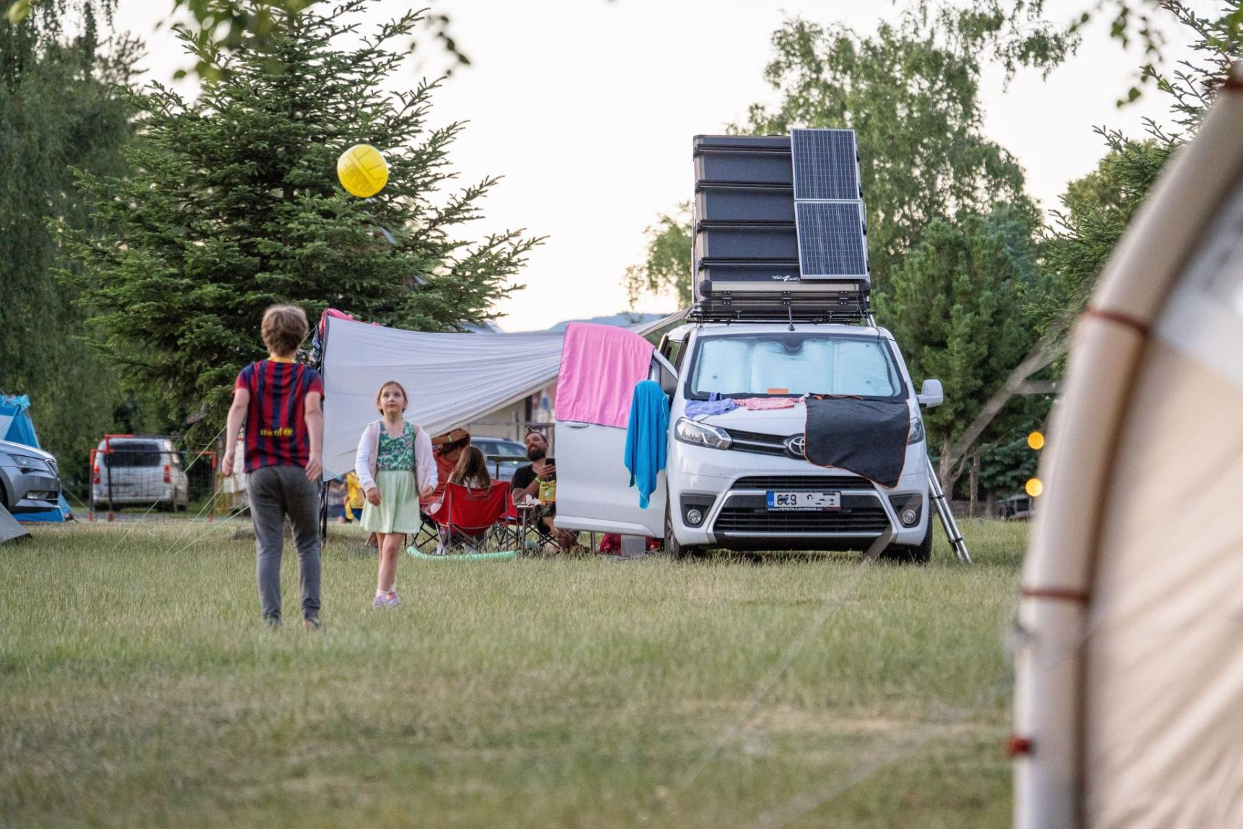 VIP karavan pri vode