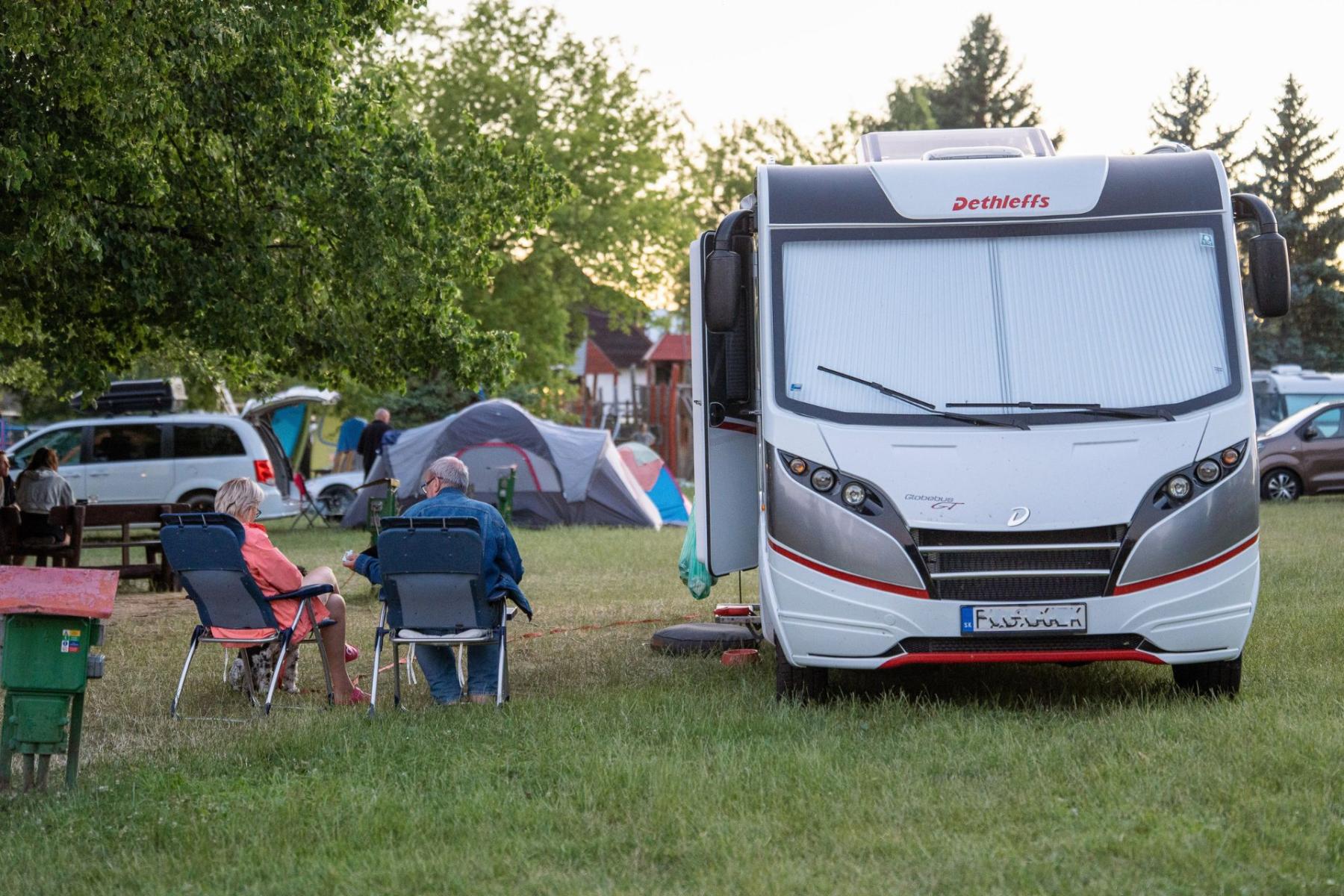 VIP karavan pri vode